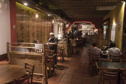 Entre los habitués hay miembros de las comunidades china y taiwanesa pero también gente que no tiene ninguna relación con Oriente