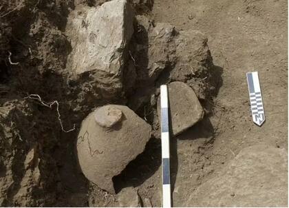 Entre los hallazgos también se identificaron hachas de piedra y fragmentos de cerámica (Foto: Gentileza Cal Poly Humboldt)