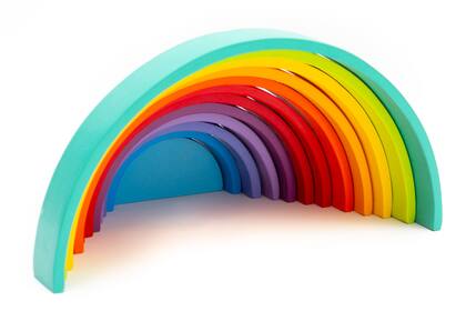 Entre los juguetes más populares de Manick se destaca la versión del Arco Iris cromático Waldorf que fue patentado por Manick por su particular proceso de fabricación.