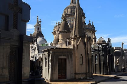 Entre los mausoleos familiares hay varios panteones emblemáticos que corresponden a diversas colectividades de inmigrantes, oficios, gremios y congregaciones religiosas
