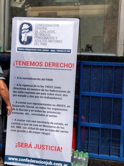 Entre los motivos de reclamo, los jubilados piden por la "normalización del PAMI", a los fines de que cese la intervención estatal