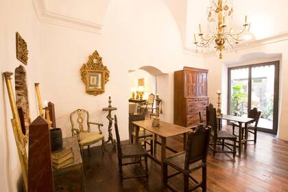 Entre los muebles quedan vasijas jesuíticas del 1700