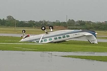 Entre los múltiples daños que generó el temporal de la madrugada del 17 de este mes, hubo aviones destrozados en el Aeropuerto Internacional de San Fernando 