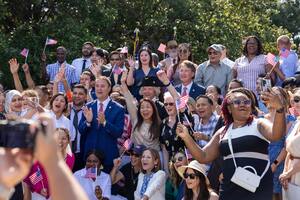Entre los nuevos requisitos, ahora los solicitantes de ciudadanía deberán estudiar y responder a más preguntas para aprobar el examen cívico