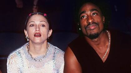 La reina del pop mantuvo una fugaz relación con el rapero Tupac Shakur; la aparición de una carta, hace algunos meses, dio cuenta de lo enamorada que estuvo y lo mal que se sintió al saberse abandonada