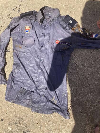 Entre los objetos dentro de la embarcación se pudo observar un uniforme de policía cubano con el número de identificación 39762 y un silbato (Crédito: CiberCuba)