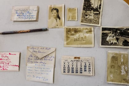 Entre los objetos dentro del bolso había almanaques, cartas de amor y fotografías