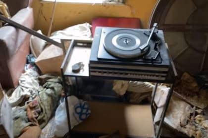 Entre los objetos encontrados apareció una elegante bandeja y colección de vinilos, libros de los 60 y 70, e incluso prendas de ropa aparecieron en distintos rincones de la casa