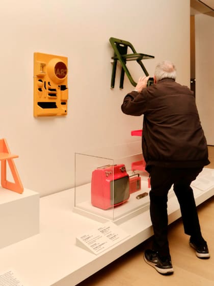 Entre los objetos exhibidos se cuenta una televisión y una radio de la década de 1970, diseñadas por el pionero argentino Roberto Napoli