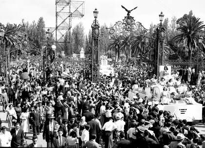 Entre los pabellones de la feria, las carrozas de la Fiesta de la Vendimia se desplazan entre la multitud