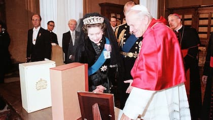 Entre los papas que conoció Isabel II, se encontró Juan Pablo II