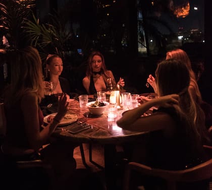 Entre los platos de Sendero sobresalen los taquitos de langostinos crocantes con emulsión de limones curados y el ojo de bife de novillo; la coctelería de Martín Suaya completa el recorrido sensorial