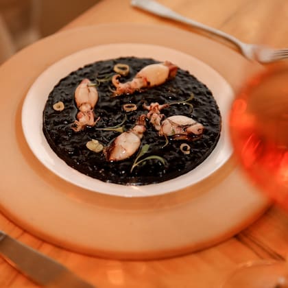 Entre los principales de Sarasanegro se destacan platos como el arroz cremoso negro con chipirones asados