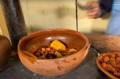 Entre los principales estilos de preparación se destaca la versión norteña clásica, que incluye hasta cinco tipos de carne, y queso fresco