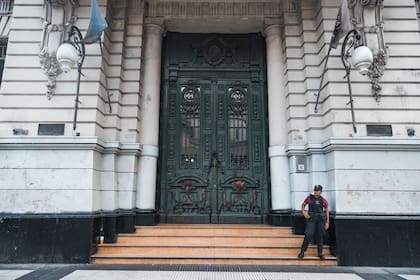 Entre los puntos más detallados del proyecto está la restauración de la histórica puerta metálica ubicada en la ochava de Bolívar y Rivadavia
