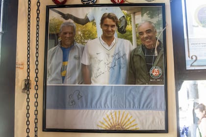 Entre los recuerdos de los clientes la foto con el tenista Roger Federer