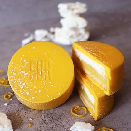 Entre los sabores inusuales se encuentra el alfajor “Lemon Pie”, relleno con merengue y ganache de limón, cuya acidez balancea la cremosidad del chocolate blanco que lo rodea