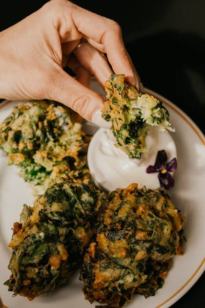 Entre los sabores salados se encuentran los buñuelos de acelga