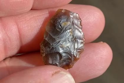 Entre los varios objetos descubiertos durante la excavación se encontraba una punta de flecha prehistórica de sílex