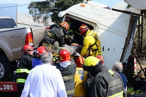 Un camión provocó un accidente en cadena y su conductor debió ser rescatado por los bomberos