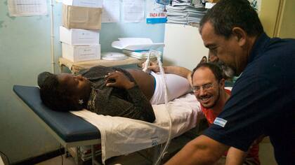 Entre los voluntarios hay un médico cirujano y un ginecólogo obstetra