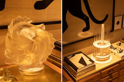 Entre luces tenues y objetos con alma, Martín Roig convierte su casa en una obra viva, guiada por la filosofía japonesa. Escultura en acrílico años 60 del artista uruguayo Carmelo Arden Quin. Peces koi de cristal Lalique.