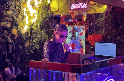 Entre martes y domingo, DJ Abbica marca el ritmo a partir de las 22 con sets de tech house en Bestial Fly Bar