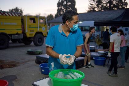 Entre médicos y enfermeros, son unas 20 personas trabajando en los puestos de avanzada montados en el aeródromo de El Bolsón