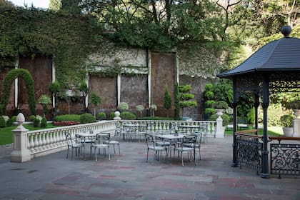 Entre mesas de mármol, cascadas, enredaderas y un gazebo, este hotel invita a olvidarse que la avenida Libertador está tan cerca.