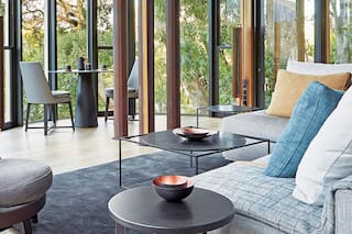 Parte del paisaje. Un nido de madera que se eleva sobre la pradera sudafricana