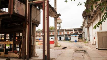 Entre muros derrumbados se adivinan las celdas que alojaban a los presos