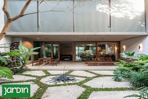 Detrás de un lote urbano típico, se despliega un paisaje inmersivo que propone otra forma de habitar el exterior