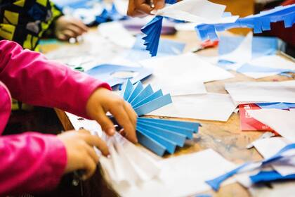 Entre otras actividades para chicos, hay un taller para crear escarapelas con papeles reciclados