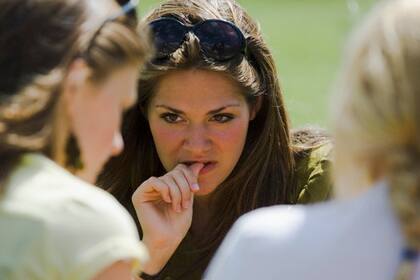 Entre otras cosas, la ansiedad nos lleva a comer de más, a mordernos las uñas, se nos nota en la piel, nos duele la panza...