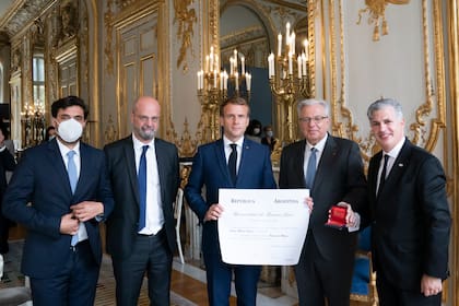 Entre otras gestiones de la internacionalización de la UBA, el rector Barbieri entregó a Emmanueal Macron el diploma que lo distingue como doctor honoris causa