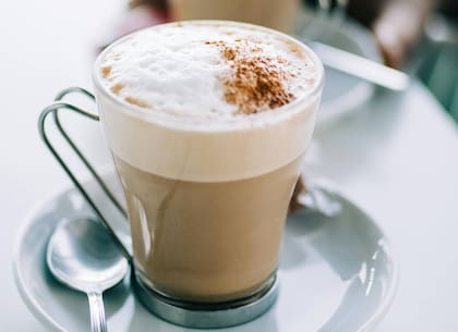 Entre otros beneficios, el café con canela puede ayudar a prevenir problemas neurológicos