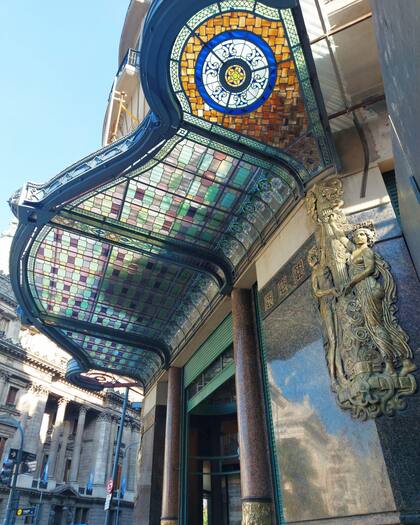 Entre otros trabajos, se restauró la marquesina del edificio