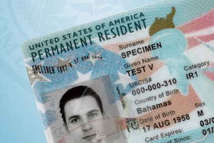 Entre otros trámites, las solicitudes sobre residencia permanente también fueron temporalmente detenidas por el Uscis