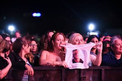 Entre pancartas, vinchas de flores y pulseras con luces, estas fanáticas llamaron la atención con una remera estampada con la cara de su ídolo