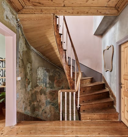 Entre planta y planta hay pronunciadas escaleras de madera, que fueron reacondicionadas y pulidas para lucir todo el encanto de sus vetas.