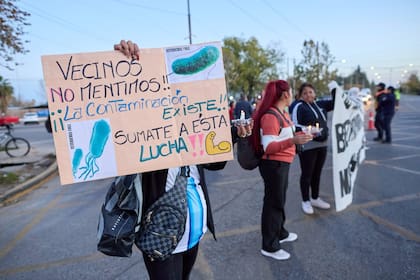 Entre quienes manifestaron en contra de la problemática ambiental, algunos vecinos advirtieron que "hoy, Mendoza quiere hacer minería, pero no puede contener un desborde cloaca"