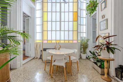 Entre revoques añejos y mil capas de pintura, el corazón de la propiedad latía gracias a un cerramiento de vidrio repartido de más de cien años.