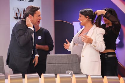 Entre risas, Castelli con ocho meses de embarazo comentó que Anastasia era una asistente m´s de la mesa