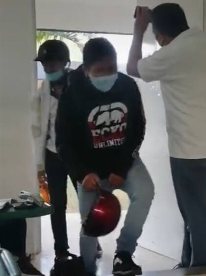 Entre risas y pena, lograron entrar al salón después de haber bailado