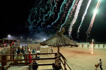 Entre rituales frente al mar y fiestas nocturnas, Pinamar despidió 2025