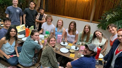 Entre ronda de mates y conversaciones que entremezclas palabras en inglés, castellano y portugués, puede pasar de todo: amores, viajes, casamientos y amistades verdaderas.