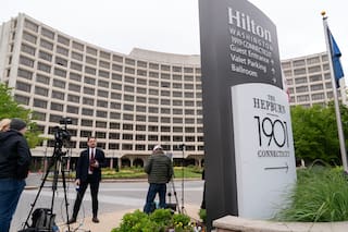 Entre ropa de gala, burrata y gritos de "¡disparos!": caos en la cena de Trump con corresponsales