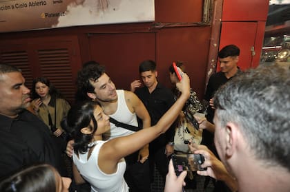 Entre saludos y felicitaciones, también hubo tiempo para las selfies con sus fans