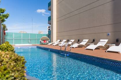 Entre sus distintivos, el Palladio Hotel ofrece una pileta climatizada en su terraza con bar al aire libre