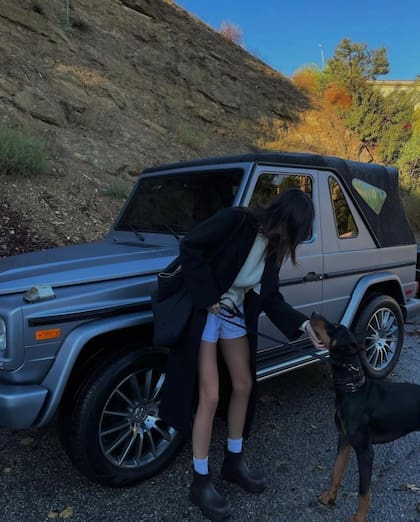 Entre sus modelos más modernos se la vio manejando camionetas Land Rover.